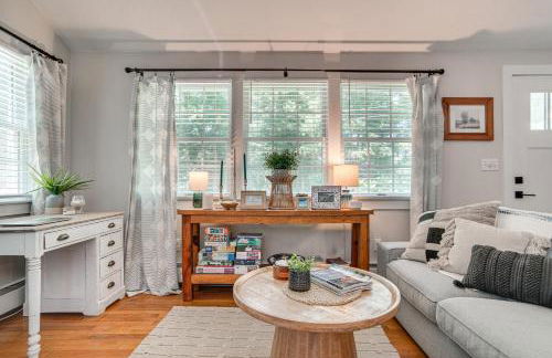 4 Mi to Bristol Beach! Coastal Retreat with Pond - Foto 5