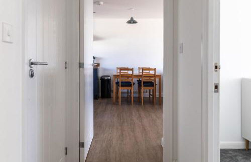 Lane End - Bright & Spacious 2-Bed Flat with Balcony & Parking - Foto 10