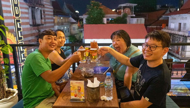 Sentados a la mesa tomando una cerveza