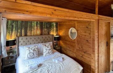 Otter 1 - Private Hot Tub - Bali Inspired Lodge - Bath - Longleat - Wiltshire - Photo 4