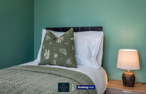 Luxury Retreat For 10 Short Lets & Serviced Accommodation Manchester with Hot Tub and Spacious Garden - Foto 30