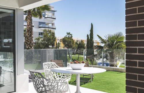 Quiet modern apartment with a large sunny garden! - Foto 1