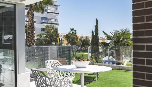 Quiet modern apartment with a large sunny garden! - Photo 1