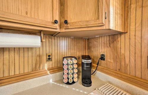Lakefront Cabin with 2 Lofts, Boats on 4 Acres - Foto 12