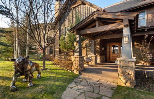 Luxe Artful Mountain Retreat with 4 King Suites, 8 Person Hot Tub and 3 Decks - Foto 36