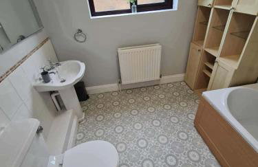 Spacious 4 Bedroom House in Corby Sleeps 9 Parking - Foto 10