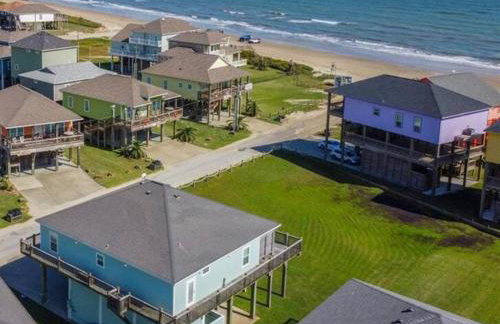 JUST LISTED Beach House Steps Away from the Beach - Foto 1