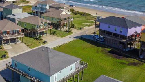JUST LISTED Beach House Steps Away from the Beach - Foto 1