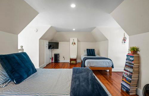 Historic Home and Cottage with Seaport View - Foto 34