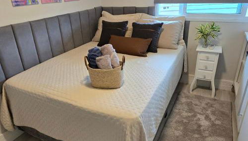 2 qrts c suíte, ar condicionado, piscina infantil e adulto, parquinho, estacionamento privativo, portaria 24hrs, self checkin, indicado pra família c crianças, casais e hóspedes a trabalho - Foto 3