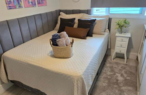 2 qrts c suíte, ar condicionado, piscina infantil e adulto, parquinho, estacionamento privativo, portaria 24hrs, self checkin, indicado pra família c crianças, casais e hóspedes a trabalho - Foto 3