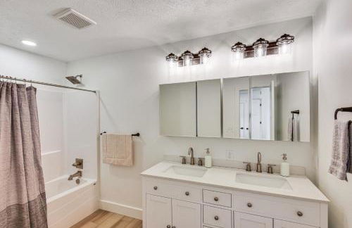 Charming Middlebury Retreat with Patio and Fire Pit - Foto 16