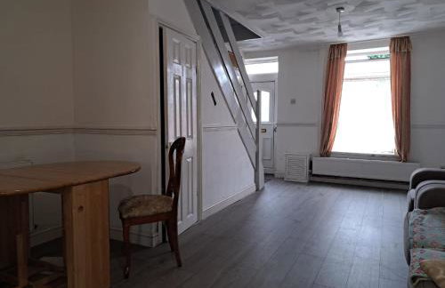 Cheerful 2 bed house free parking nearby park - Photo 7