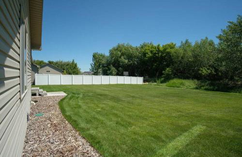 3 Car Garage Full Kitchen Large Backyard Smart TVs - Foto 8