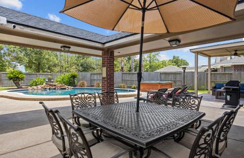 Upscale 4BR Cypress Home w Pool, Hot Tub, Theater, Sleeps 20 - Foto 48