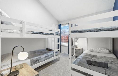 Luxury Living w Backyard Pool Oasis 5BD 3BA - Foto 22