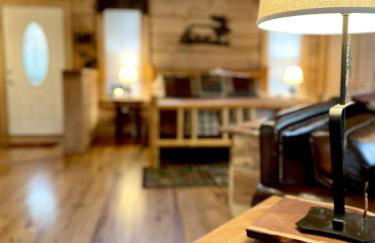 Private and Perfect! - hot tub, king bed, fireplace - dog and motorcycle friendly Studio Cabin by RedAwning - Foto 36