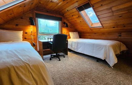 Knotty Pine Cabin with Artisan Stone Patio - Walk to Bass Lake - Foto 37