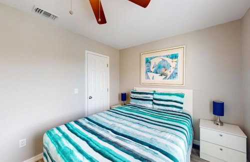 Cozy Spacious Home with Private Backyard and Patio, near shopping - Foto 13