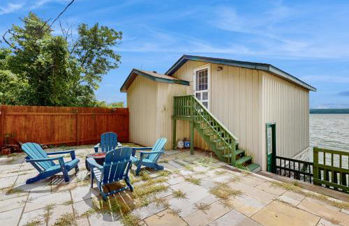 2BR Lakeside Home with Patio, Porch and AC - Foto 23