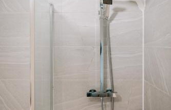 Spacious 4-bed Ample Parking Fast WiFi Contractor Family Friendly - Photo 36