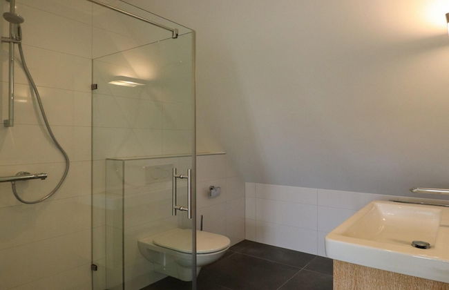 Villa by the Water With Sauna and Terrace - Foto 12