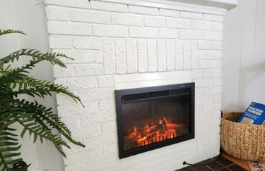 Cozy Vintage Bungalow @Mills50 District - Photo 6