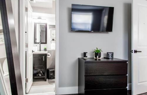 Centrally-Located Well-Decorated Solar-Powered - Foto 8