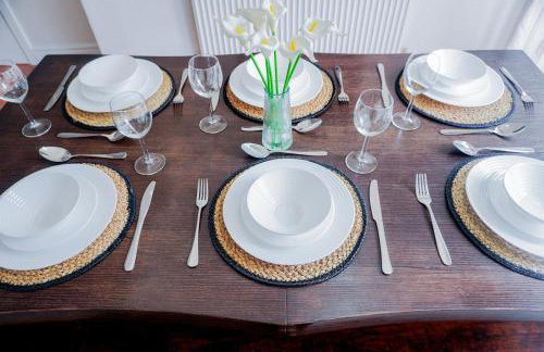 Spacious 3BR Weekend Getaway Home Near Etihad and Coop Live - Free Parking! - Foto 28