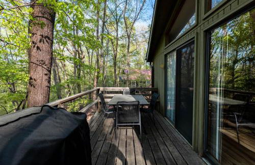 2-bedroom cabin, with a Fireplace, PS5, BBQ, fitness room, and a private hot tub - Foto 12