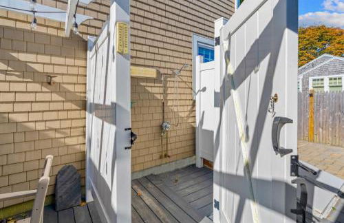 Charming House by the Beach with Patio Grill and FirePit - Foto 45