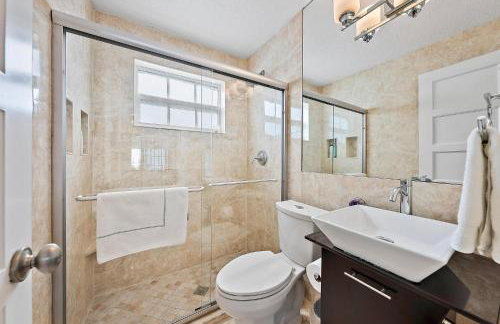 The White Flamingo - Tropical Pool Escape with Guest Cabana - Foto 15