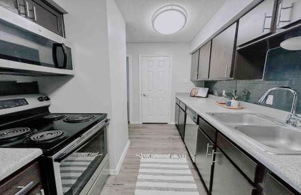 Cozy and Quiet, with Easy Access & Private Garage - Foto 5