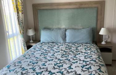 2 bed, 2 bath with decking overlooking the fishing lake at Sand Le Mere - Foto 15