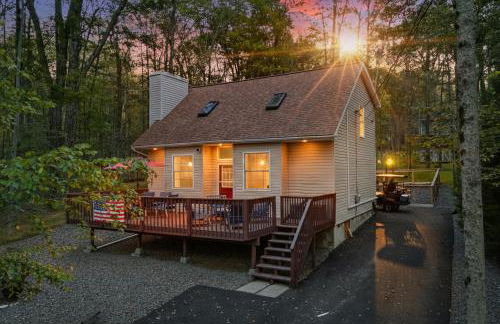 Pocono Lake Escape, includes Golf Cart, Firepit - Foto 1