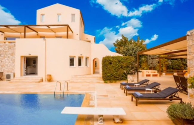 Deluxe 5 Bdrm Villa w Pool Next to the Beach - Photo 1