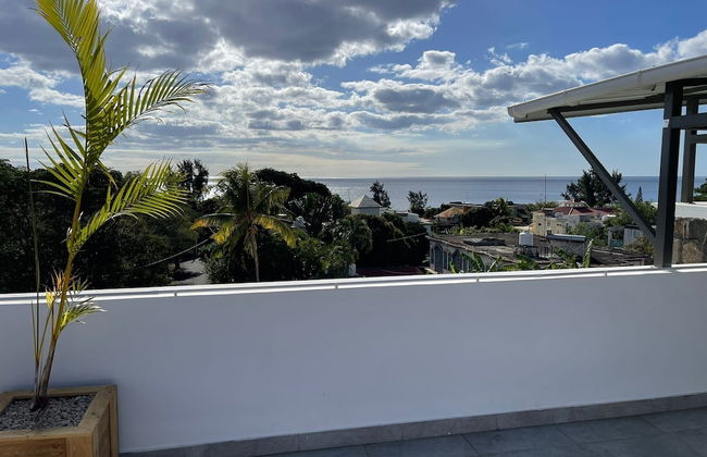 Spacious 4-bed Villa in Flic en Flac Roof top bar - Photo 36