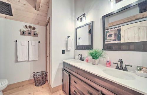 Luxe Log Cabin with Modern Finishes and Mtn Views - Foto 14