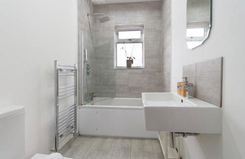 Spacious 4BR house, 2 en suites with garden & on-site parking - Foto 37