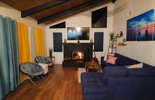 Beautiful Renovated Cozy Forest Home with Hot Tub in Crestline - Foto 1