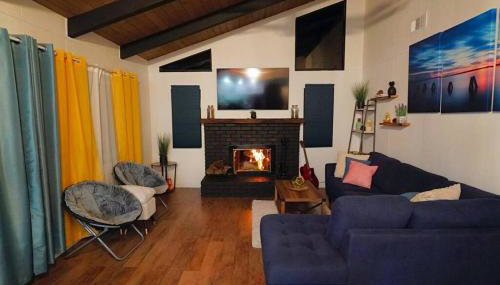 Beautiful Renovated Cozy Forest Home with Hot Tub in Crestline - Foto 1