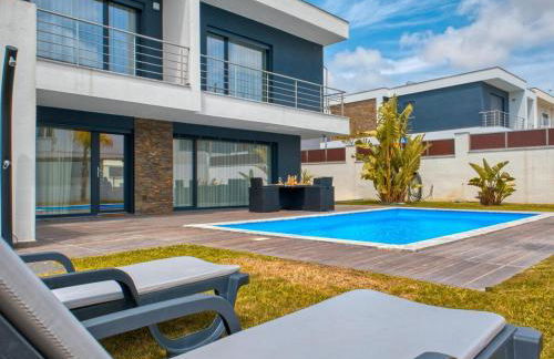 Vita Portucale ! Chic Luxe Villa with Saltwater Pool - Foto 2