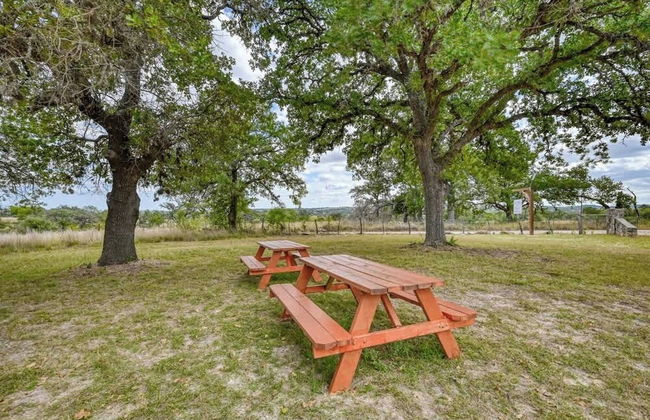 Cozy Cabin Firepit and Grill & 10 Mins to Main St - Foto 31