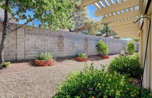 Cozy Getaway with King Bed, BBQ & Spacious Backyard - Photo 9