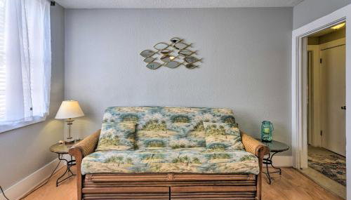 Walk to Beach Breezy Galveston Apt with Deck! - Foto 4