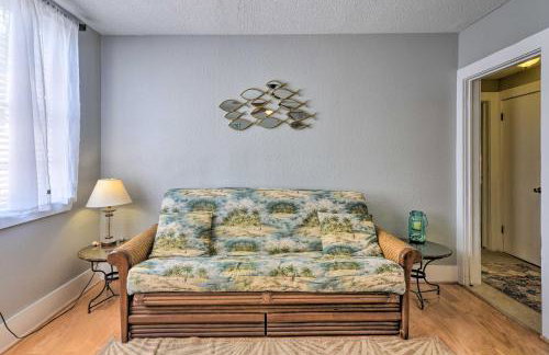 Walk to Beach Breezy Galveston Apt with Deck! - Foto 4