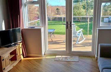 Countryside 2 Bed Bungalow with Stunning Views Free WiFi and Parking Ideal for Business and Leisure - Photo 29