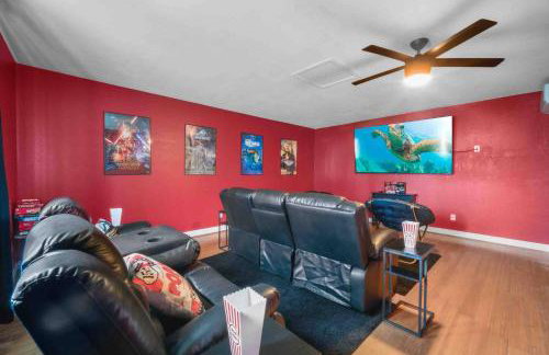 Family Retreat w/ Theater, Pool & Outdoor Dining - Foto 19