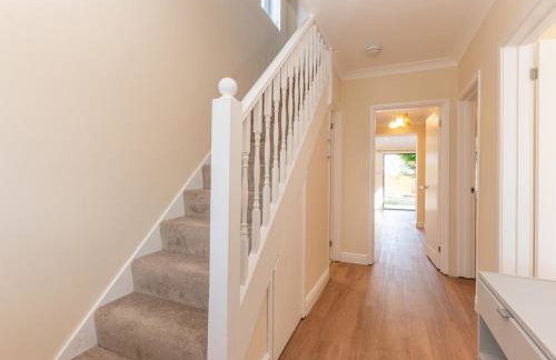 Pass the Keys Stunning Spacious Chessington Gem with Parking - Photo 54
