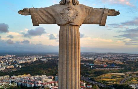 Almada Lisbon em frente dos transportes públicos - Foto 24